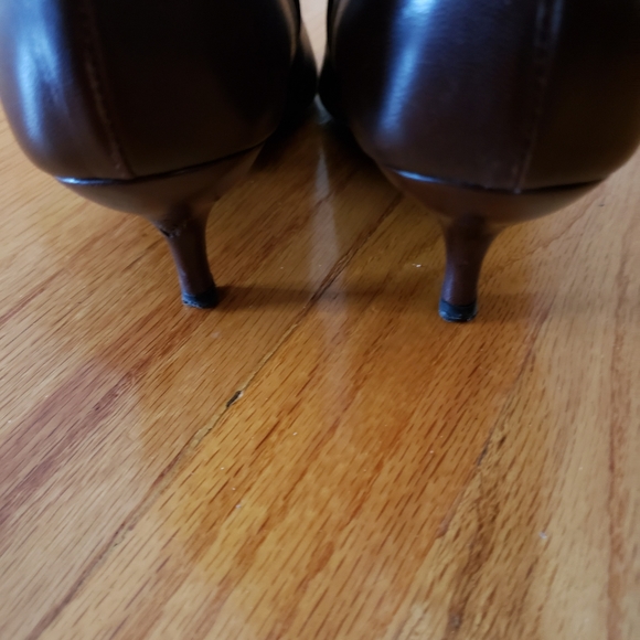 Chanel boots Brown size 7.5 in good condition. There is a nick on the left heel. - Picture 2 of 9
